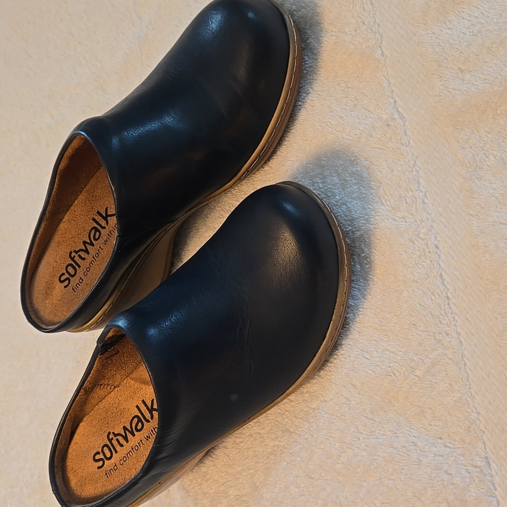 EUC SoftWalk Leather Navy Womens Clogs Size 5